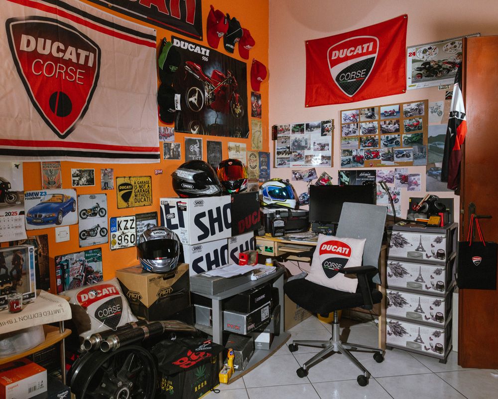 ο δωμάτιο του Μαρίνου γεμάτο Ducati, Shoei και αφίσες μηχανών – GAS Rider Stories